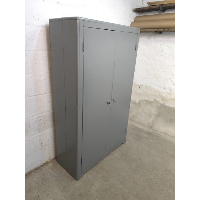 Curved wooden workshop locker, repainted in gray Curved wooden locker. Two-door wooden locker. The wood was originally...