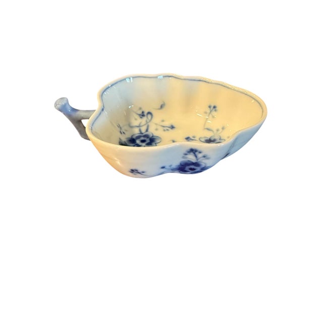 Chinoiserie Mid 20th Century Blue and White Porcelain Leaf Bowl For Sale - Image 3 of 4