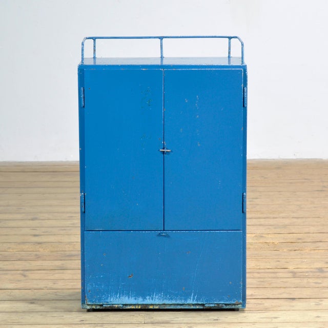 Bring a touch of vintage industry to your interior with this robust 1970s cabinet. Made of iron and finished in a blue hue...