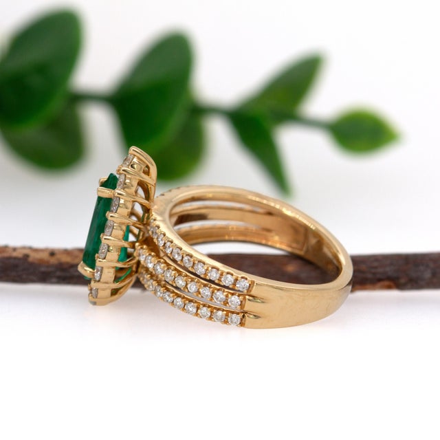 2020s Gia Certified Colombian Emerald and Natural Diamond Ring in Solid 18k Gold For Sale - Image 5 of 8