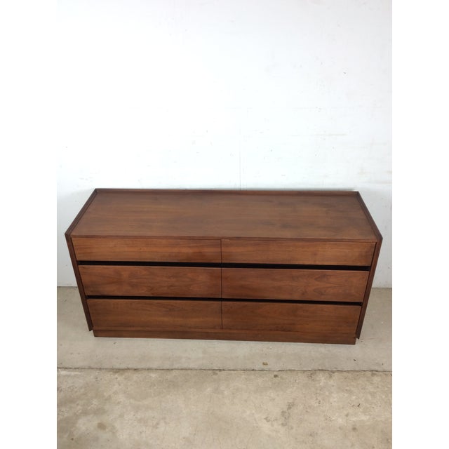 This mid century modern lowboy dresser by Dillingham features hardwood construction, original walnut finish, six...