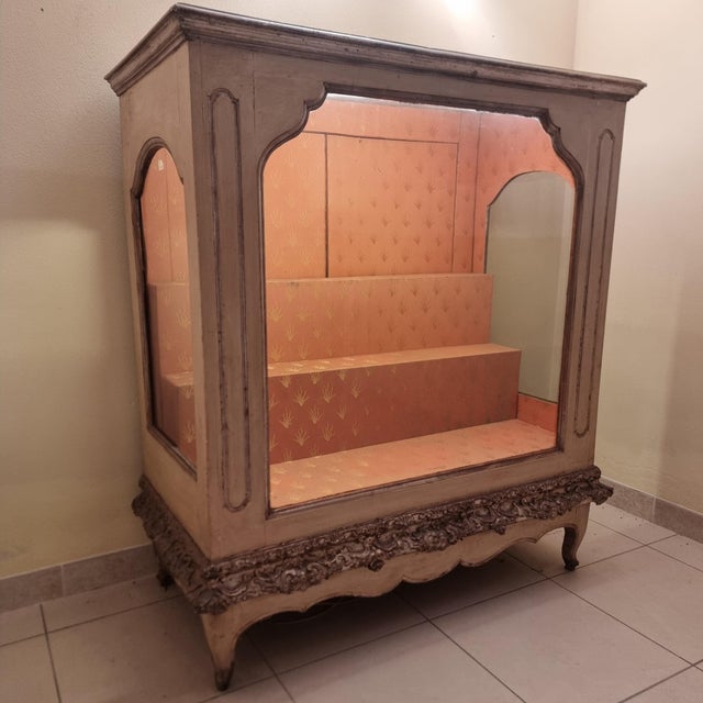Wood Piedmontese Display Cabinet in Ivory with Silver Mecca Frame, 1780 For Sale - Image 7 of 13