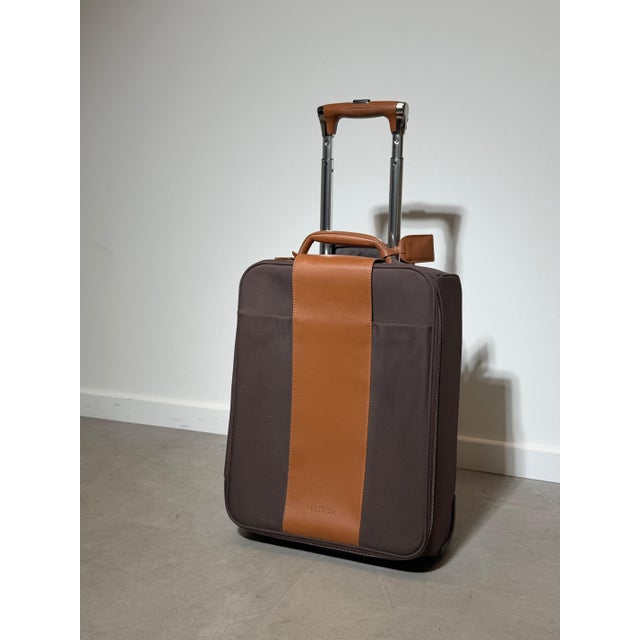 Elegant and practical, this Delvaux Airess rolling hand luggage combines refined Belgian craftsmanship with modern travel...