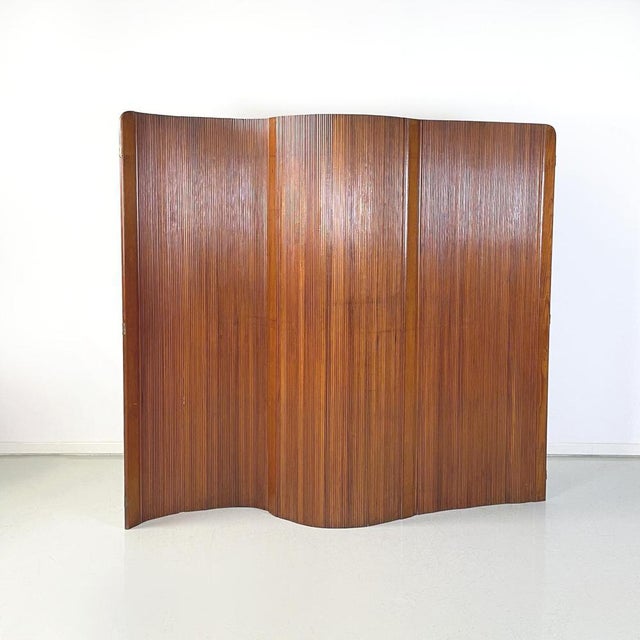 Mid-Century Art Deco French Self-Supporting Wooden Screen attributed to Baumann, 1950s For Sale - Image 3 of 14