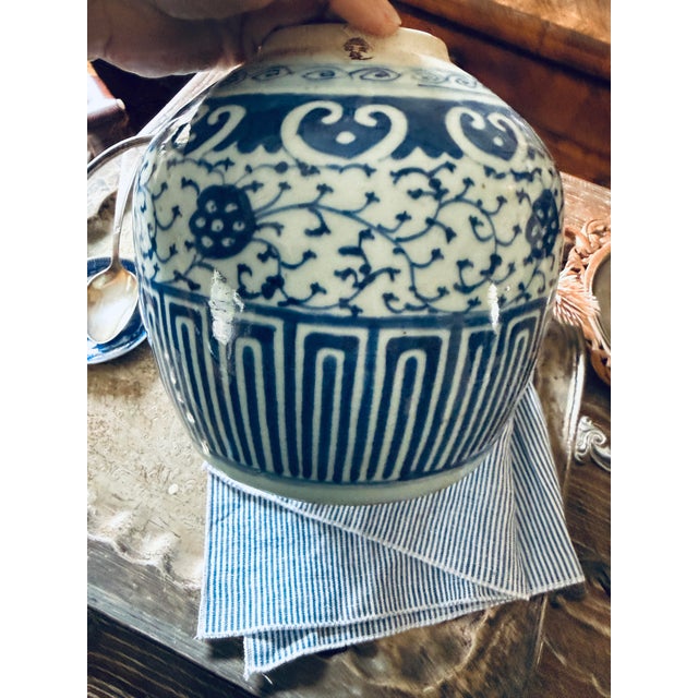 Antique Chinese Blue & White Ginger Jar – Late 19th/Early 20th Century For Sale In Chicago - Image 6 of 11