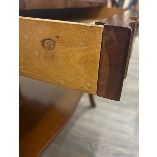 Wood Vintage Townsend Mfg. Co. Tooled Leather Top Mahogany End Table For Sale - Image 7 of 18