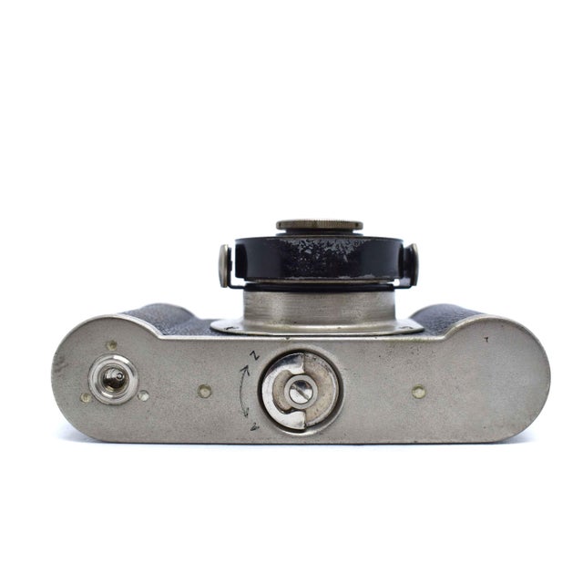 Black Rare 1930s German Wirgin Gewironar 35mm Collapsible View-Finder Camera With Vario Shutter and Original Clamp Mount For Sale - Image 8 of 10