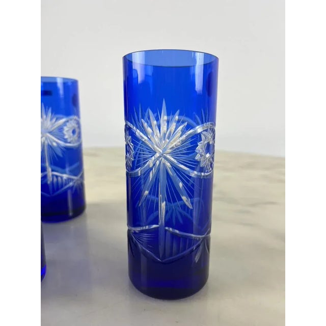 Italian Bottle and Colored Lead Crystal Glasses, 1980, Set of 7 For Sale - Image 5 of 11