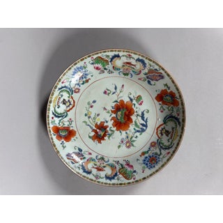 China Porcelain plate with "Pompadour" decoration, 18th century, Qianlong period (1711-1799) For Sale