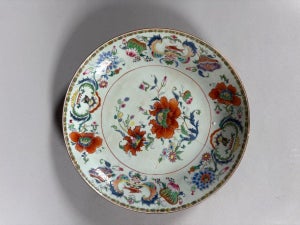 China Porcelain plate with "Pompadour" decoration, 18th century, Qianlong period (1711-1799)