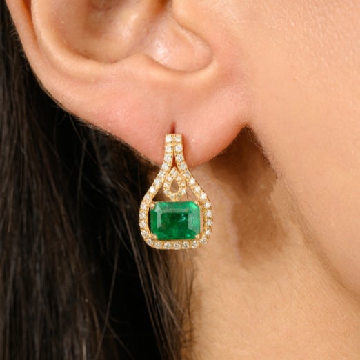 Green 3.67 Ct Natural Emerald and Diamond Bridal Stud Earrings in 18k Solid Gold For Sale - Image 8 of 12