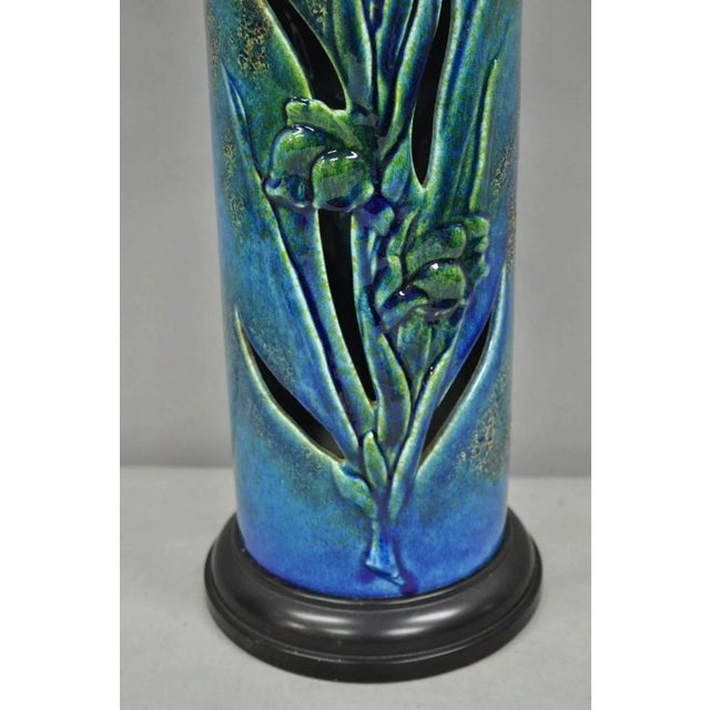 Mid 20th Century Vintage Mid 20th Century Tall Royal Haeger Attr Blue Glazed Ceramic Pottery Floral Table Lamp For Sale - Image 5 of 12