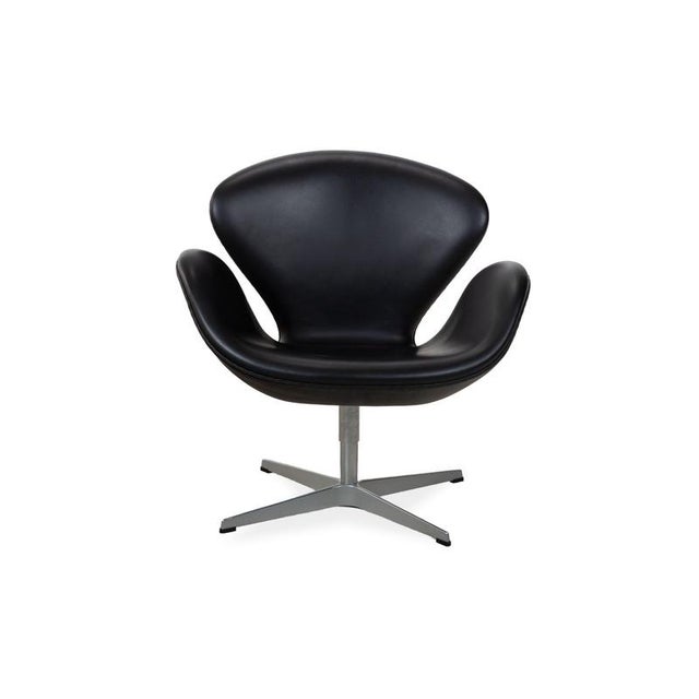 Swan Swivel Chair in Black Leather by Arne Jacobsen for Fritz Hansen For Sale - Image 13 of 14