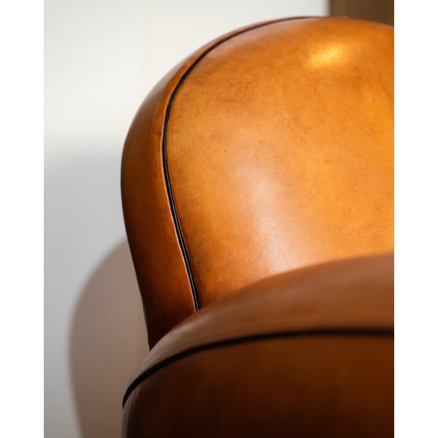 This magnificent Bowler Club chair captivates with its generous and enveloping silhouette, emblematic of the traditional...