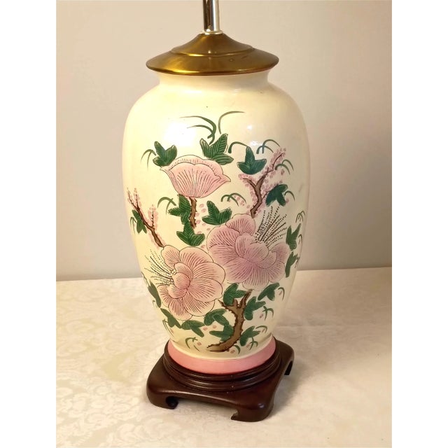 1980s Chinoiserie Ginger Jar Table Lamp Hardwood Base Hand Painted Porcelain Pink Peony For Sale - Image 4 of 10