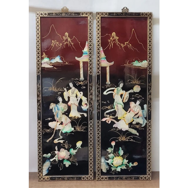 Chinese wall reliefs is a precious s decorative object realized in the 20th century. A very elegant couple of wall reliefs...