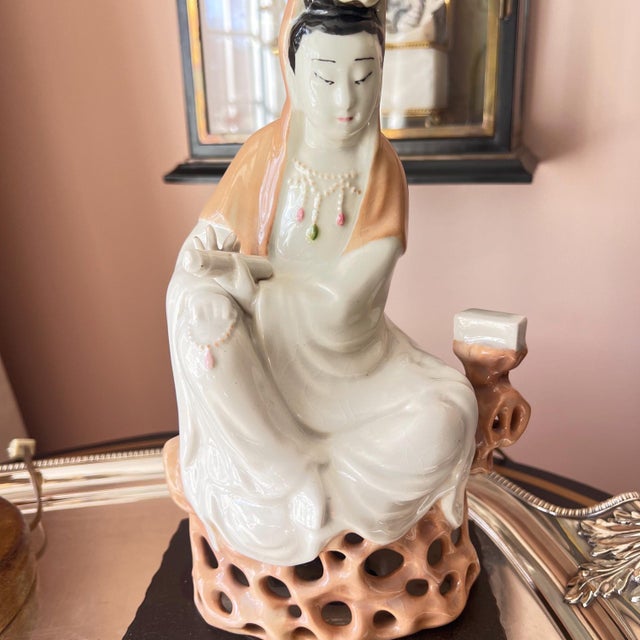 Chinoiserie 1940s Guanyin porcelain accent lamp on wooden base // vintage goddess lamp // chinoiserie lamp // designer lighting // table lamp // For Sale - Image 3 of 17