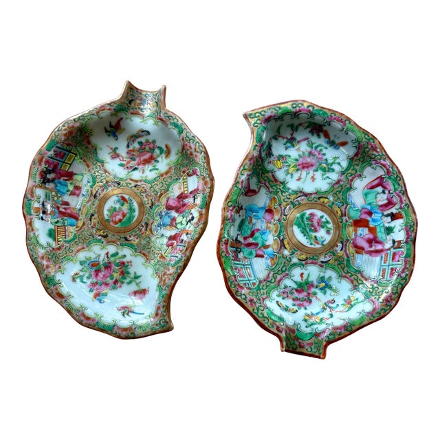 Pair of 19th Century Chinese Export Rose Medallion Porcelain Shrimp Dishes For Sale