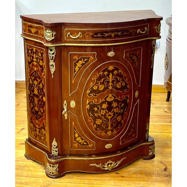 French French-Style Marquetry Cabinet – Floral Inlay, Marble Top & Ornate Bronze Mounts For Sale - Image 3 of 4