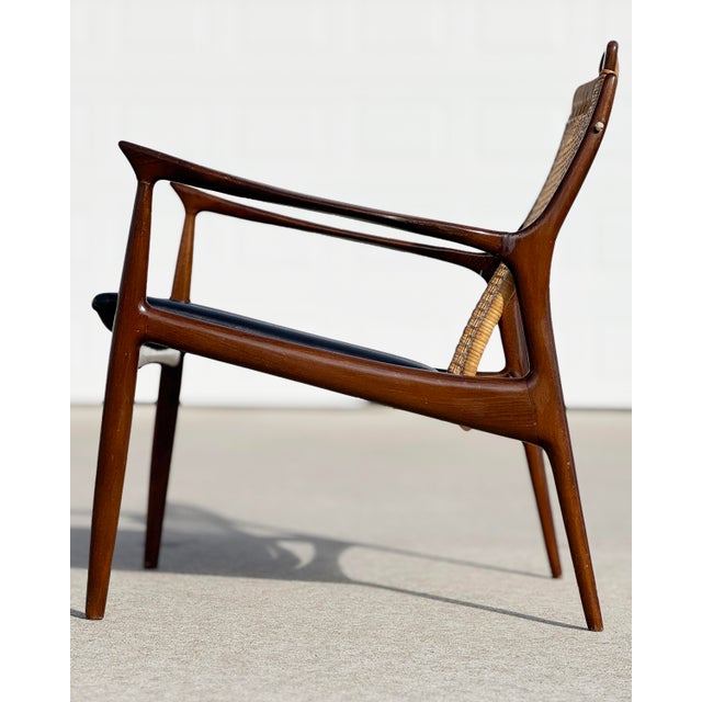 This 1960s Danish designed and attributed to Ib Kofod-Larsen lounge chair is ready to go. Model 18-15, stamped Made in...