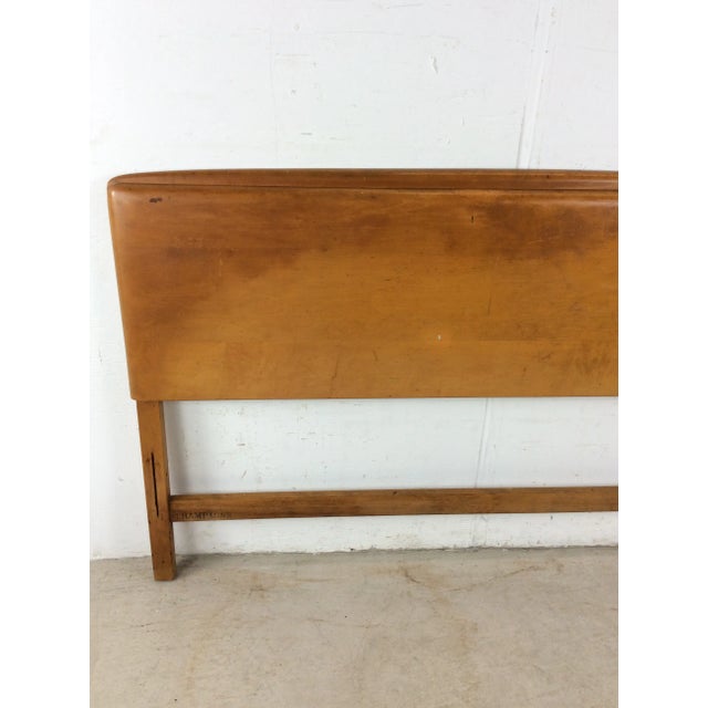 This mid century modern set of headboard & footboard by Heywood Wakefield features hardwood construction, solid maple with...