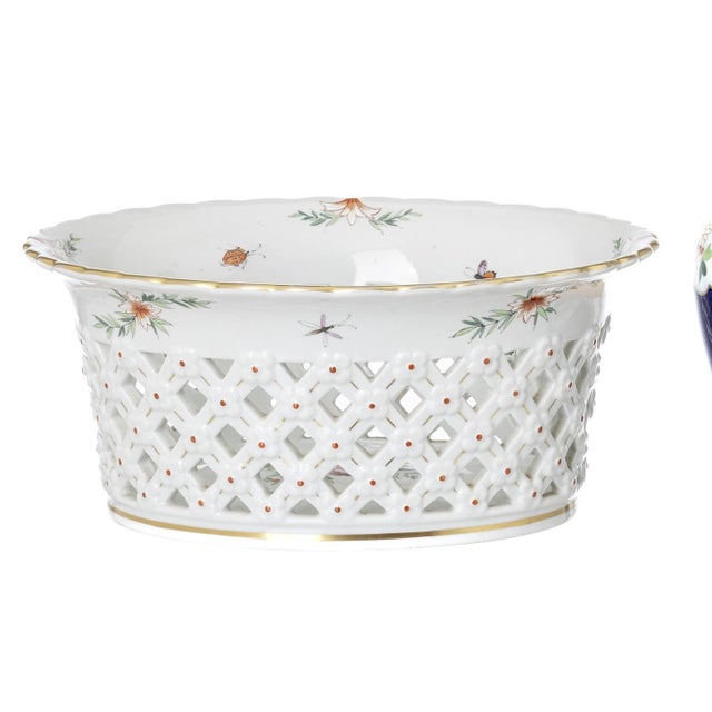 Porcelain - Pot with lid and fruit bowl - Vista Alegre. Made of molded and perforated porcelain from the Vista Alegre...