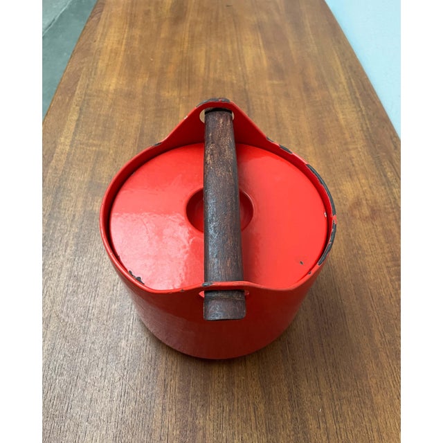 Mid-Century Modern Red Enamel Cast Iron Pot with Teak Handle by Timo Sarpaneva for Rosenlew of Finland, 1960s For Sale - Image 14 of 18