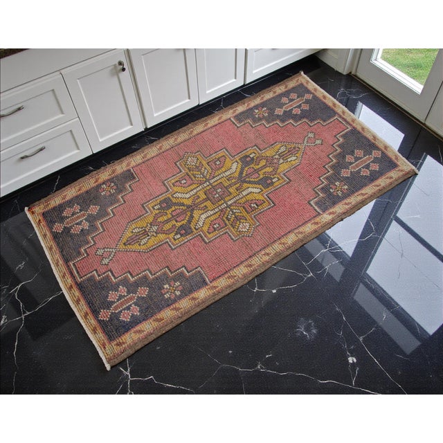 This genuine hand-knotted Tashpinar rug from the 1970s captures the soulful artistry of Central Anatolia in a versatile,...