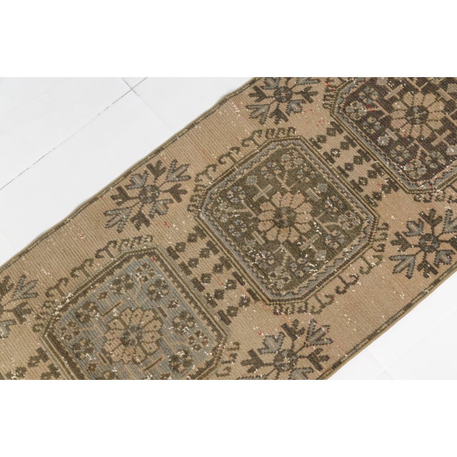 1950s Mid 20th Century Muted Stone Grey & Sand Floral Medallion Rug For Sale - Image 5 of 10