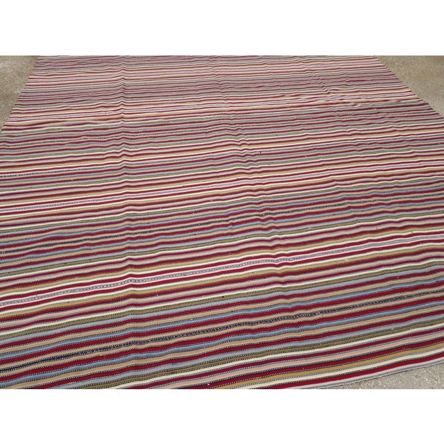 Galerie Shabab Collection Mid-20th Century Turkish Flatweave Kilim Room Size Carpet For Sale In New York - Image 6 of 8