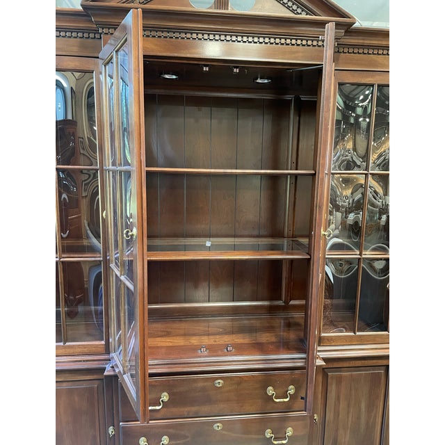 Late 20th Century Ethan Allen Federal Style Mahogany Breakfront China Cabinet For Sale In New York - Image 6 of 11