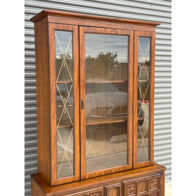 C. 1972 Mid Century Modern China Cabinet W/ Etched Geometric Glass, Carved Accents, Brutalist Pulls For Sale - Image 4 of 12