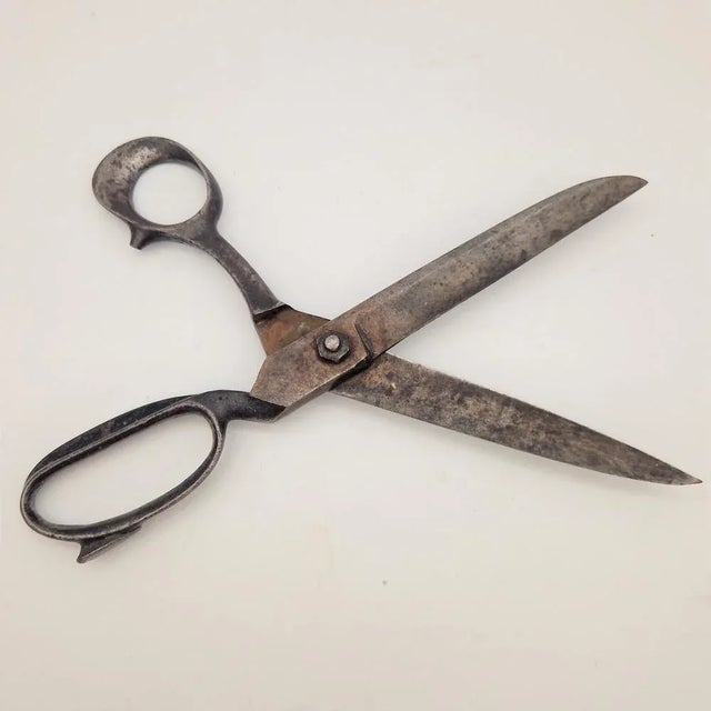 Antique Scissor in Iron, 1930, in Very Good conditions. Designed 1920 to 1949