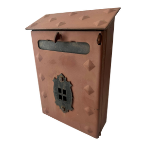 Vintage Mounted Mailbox with Turnkey to Open and Removable Large Paper holder