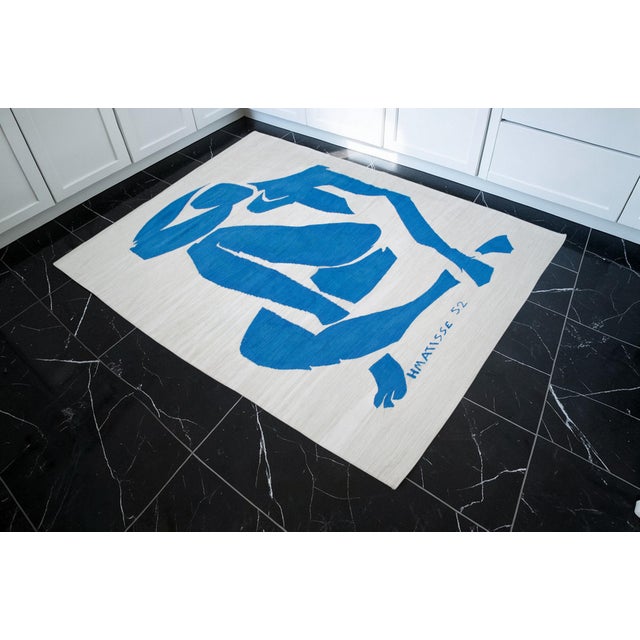 This exquisite contemporary flatweave, crafted by master artisans in Oushak, Aegean Anatolia, serves as a sophisticated...