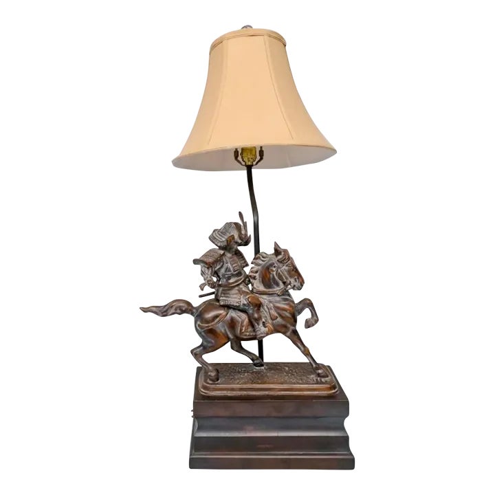 レア-蔵出し昭和レトロ、馬の金属フィギュア付きアンティーク卓上ライト Vintage Bronze Samurai on Horseback Lamp With Shade | Chairish