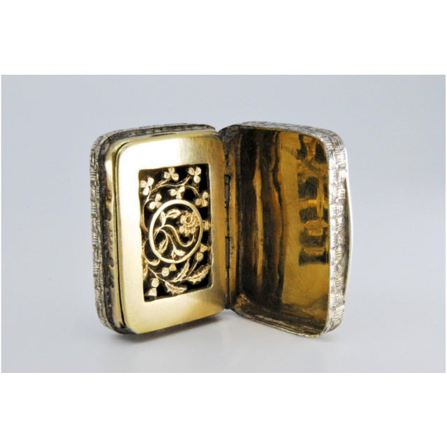 George III Silver and Gold Vinaigrette Box with Asymmetrical Engraving, in Very Good conditions. Designed before 1890 This...