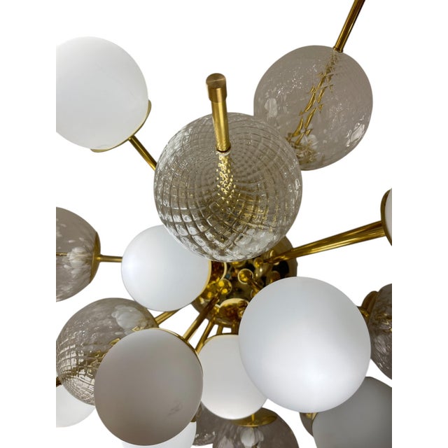 Mid-Century Modern Sputnik Ceiling Light with White and Transparent Murano Glass Globes, 1960s For Sale - Image 3 of 7