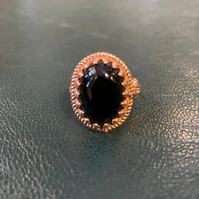 Italian 1990s Oval Onyx and Brass Ring and Earrings by Anomis For Sale - Image 3 of 7