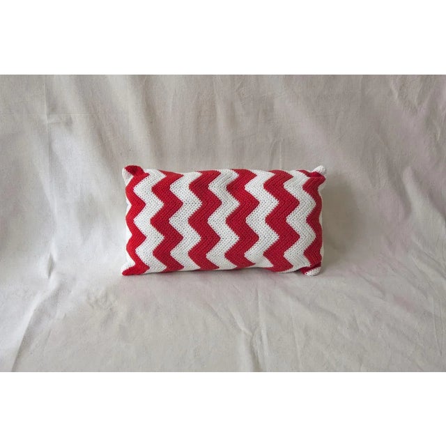 Contemporary Red Zig Zag Geométrica Cushion from Com Raiz For Sale - Image 3 of 3