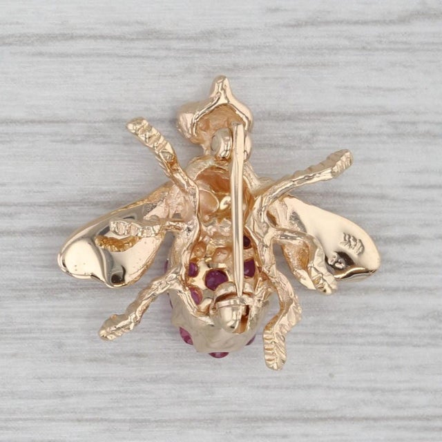 Modern 0.58ctw Ruby Sapphire Bee Pin 14k Yellow Gold Brooch Insect Jewelry For Sale - Image 3 of 5