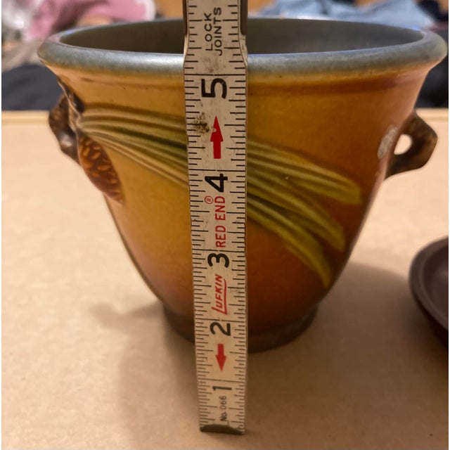 1930s Ext Rare #633-5 Roseville Pine Cone 2-Handled Flower Pot With Saucer Underplate Brown Green Blue Orig Stamp For Sale - Image 6 of 12