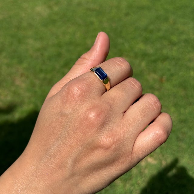 VRJewels 1.72ct Sapphire Vintage Signet Ring Size 7 in 14k Yellow Gold For Sale In New York - Image 6 of 13