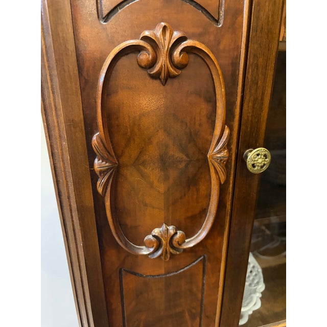 1960s Vintage Carved Wood Display Cabinet / China Cabinet For Sale - Image 5 of 7