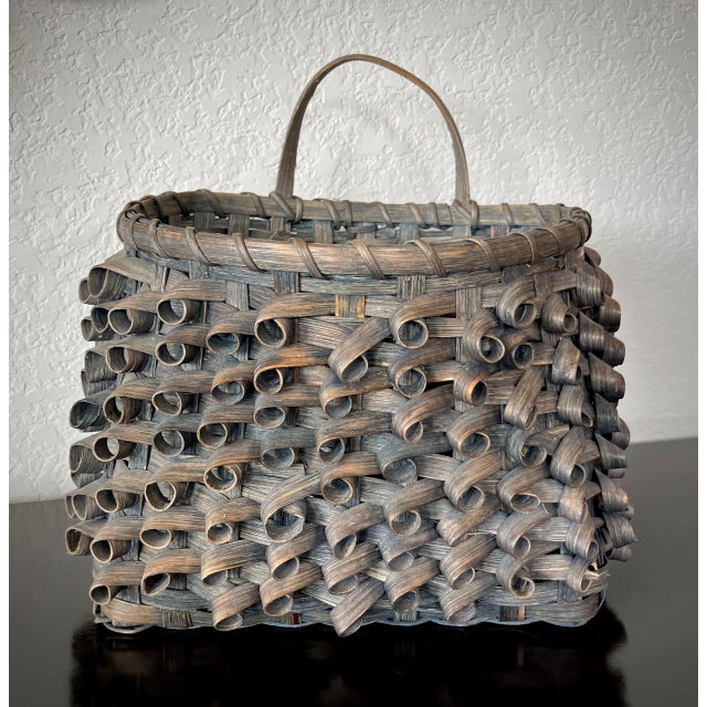 Mid 20th-Century Ash Splint Curly Weave Basket Wall Pocket in the Manner of Woodland Basket Makers of the Late 1800s For Sale In Austin - Image 6 of 18