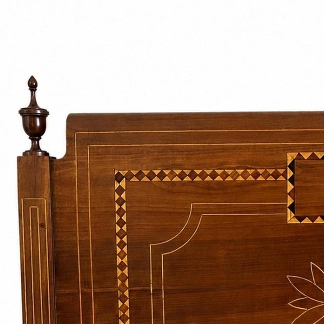 Furniture - D. Maria Bed in Pau-Óleo - 19th Century. Portuguese, 19th century, in pau-óleo wood with inlays in pau-cetim...