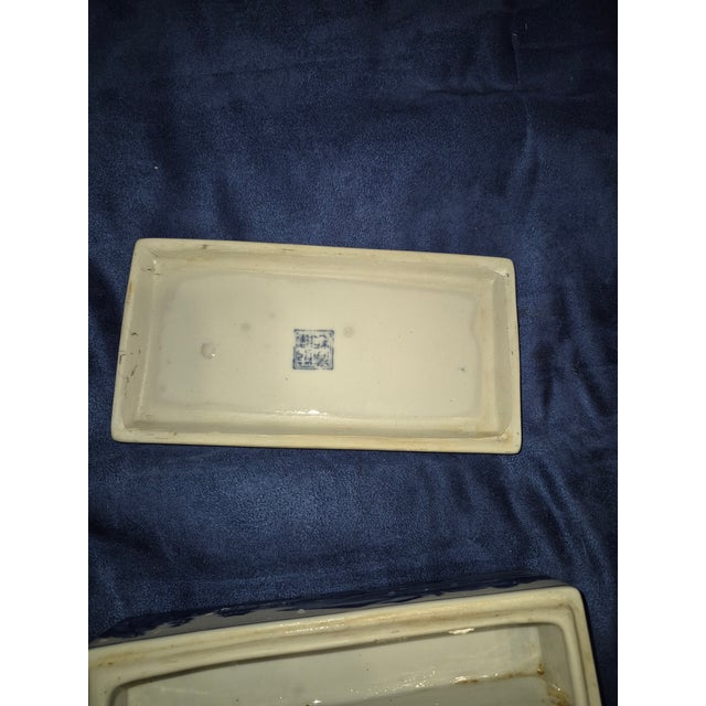 Mid 20th Century Chinese Blue and White Porcelain Lidded Box Fd For Sale - Image 4 of 4