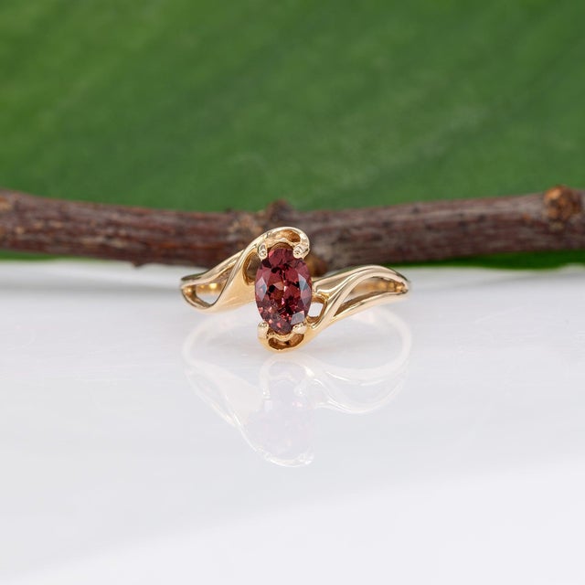 Estate Red Spinel Ring: Solid 14k Gold – Oval, 6×4mm – Modern Estate Ring, Size 6.75 For Sale In Columbus - Image 6 of 10