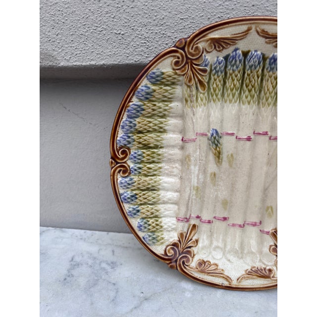 French 19th Century Onnaing French Majolica Asparagus Plate For Sale - Image 3 of 9