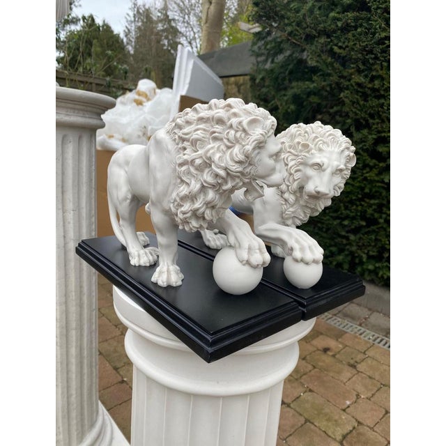 20th Century Marble Sculptures the Medici and Vacca Lions, Set of 2 For Sale - Image 4 of 6